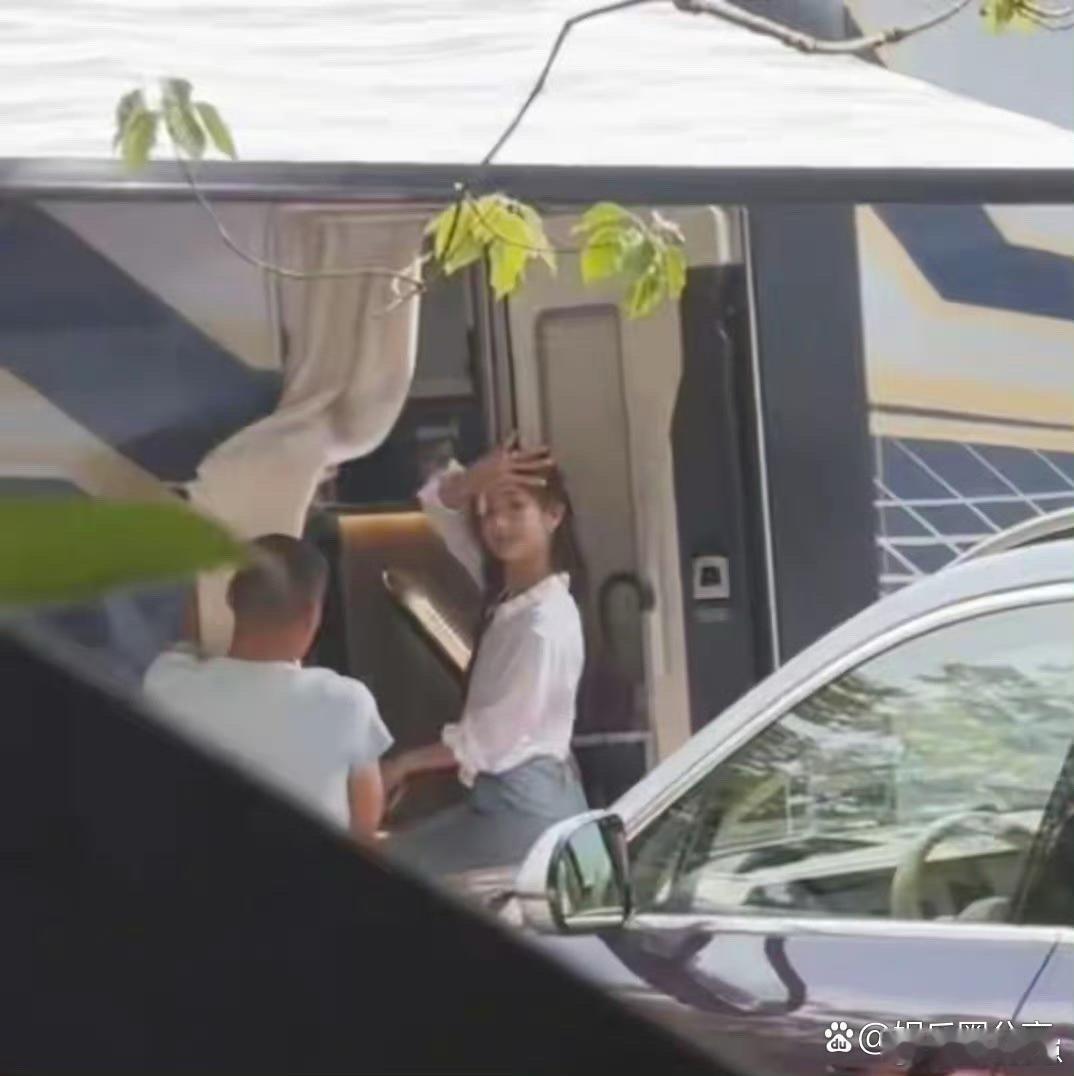 35岁的李一桐身材管理也太绝了！比例恰到好处，既有成熟女性的优雅稳重，又藏着少女