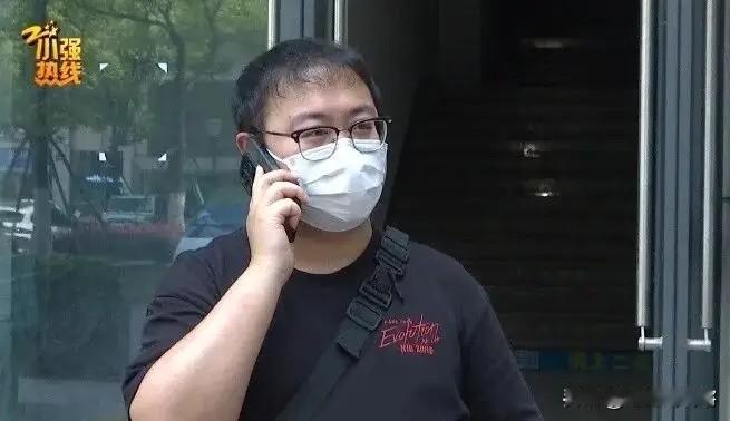 杭州一家酒店里，一对情侣气愤地找到前台，说：“房间的花洒里头有大便！”谁料，前台