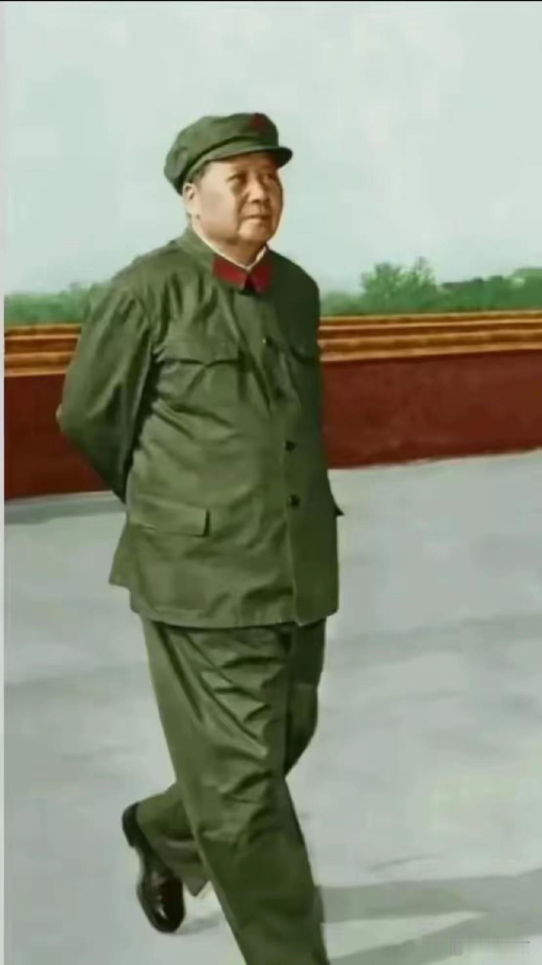 一身戎装，步履铿锵。毛主席背手行走在天安门城楼，目光深邃坚定，尽显一代伟人胸怀天