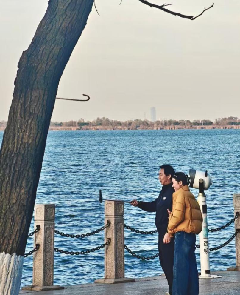 ✨海风漫过石栏，自拍杆扬起的弧度里，藏着把日常与海色，一同锁进记忆的、浪漫的小心