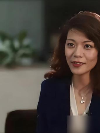 复旦大学陈果说：“没有父亲的经济收入支撑，母爱就是扯，父爱永远不会比母爱少一丁点