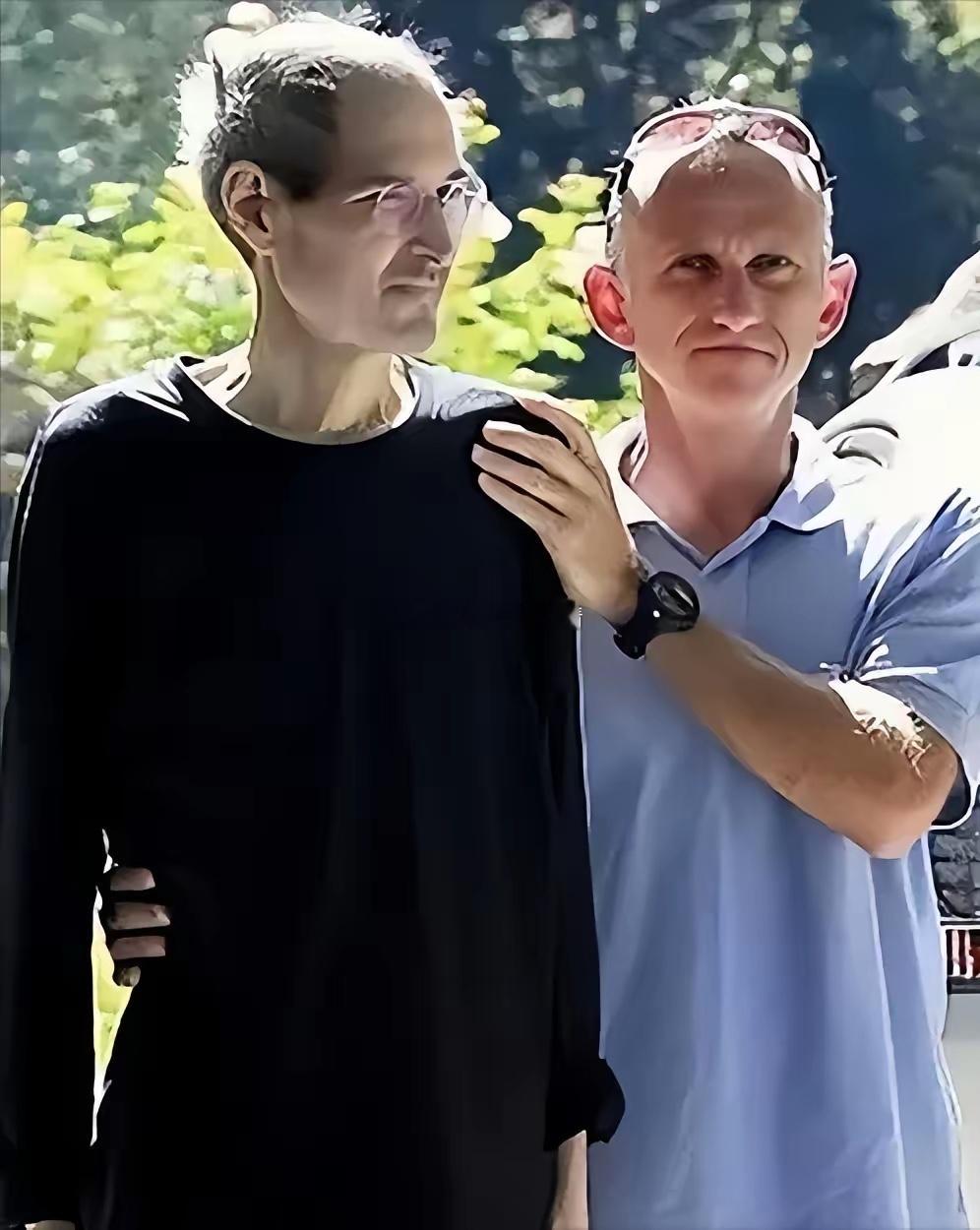 2003年乔布斯被检查出胰腺肿瘤，在对肿瘤细胞活体组织切片检查后，他的医生高兴得