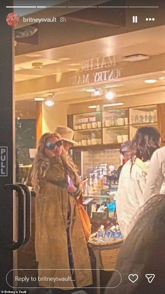 “小甜甜”布兰妮最近又不对劲了，你说她是不是就应该由她爹管着。

本月4日小甜甜