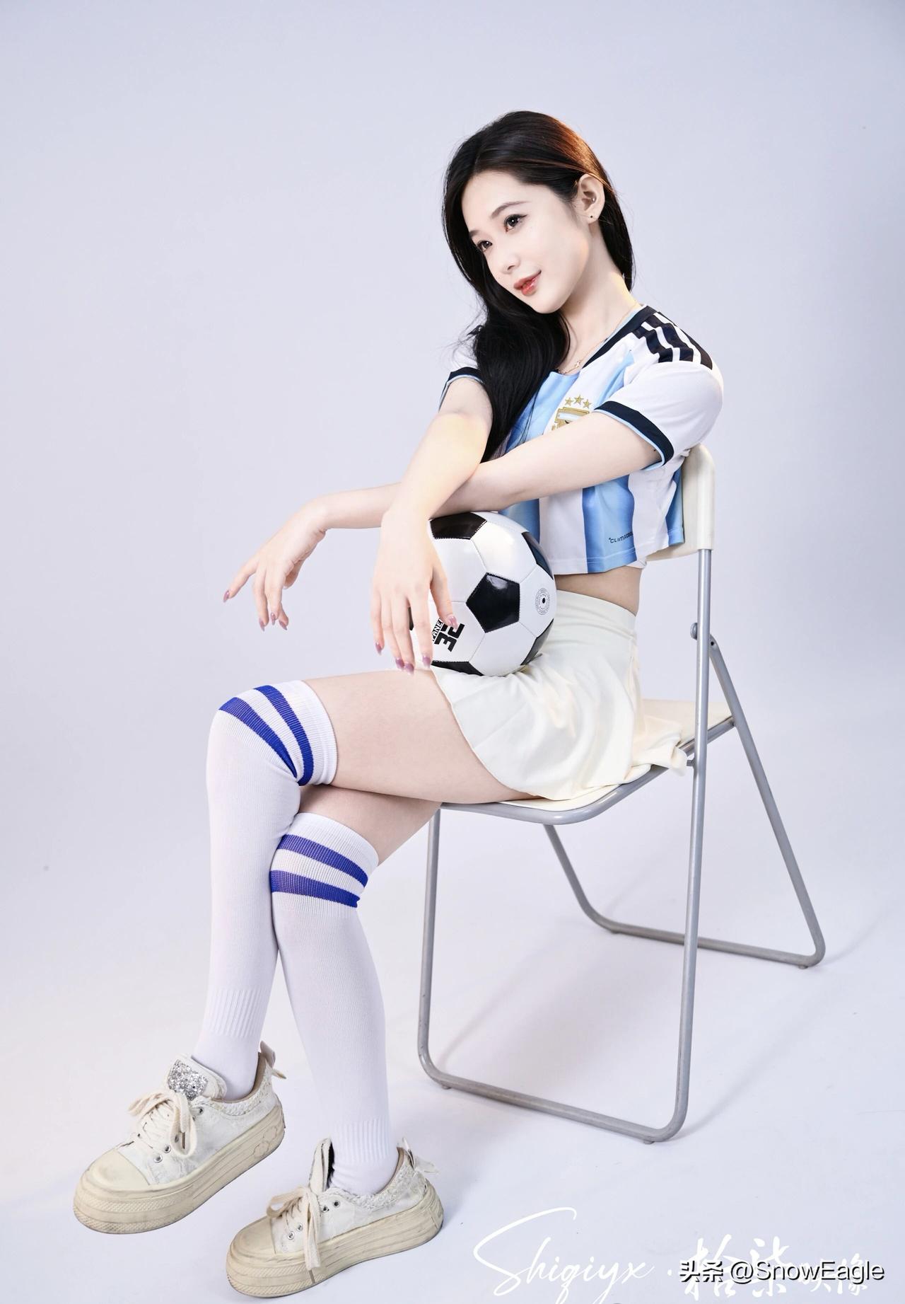 这姑娘坐在椅子上，身着足球服，瞬间就有了足球宝贝那味儿。她仿佛是从绿茵场旁走出来