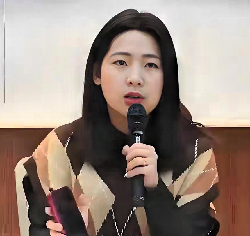 徐巧芯一句话炸翻蓝营：一场精心编排的政治闹剧
 
台湾政坛的荒诞程度，永远能突破