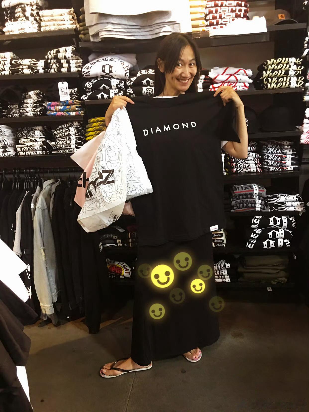 鲸鱼与洲喵 粉丝get同款也是特别开心的事那会小崽子在美国买的潮牌，我立马就去搞