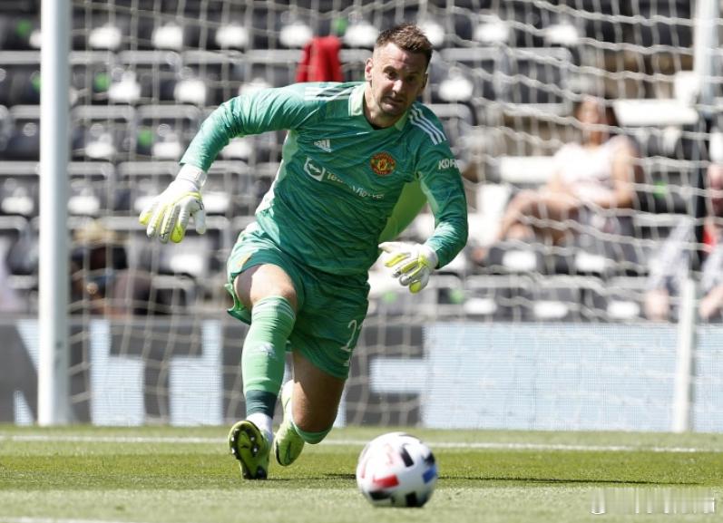 39岁的曼联门将汤姆·希顿正经历自己的第20个职业赛季，他与俱乐部的合同将在本赛