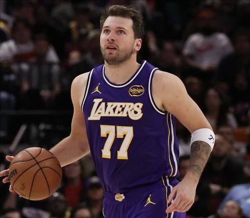 本赛季得分40+次数：
1、东契奇：13次
2、爱德华兹：10次
3、亚历山大：