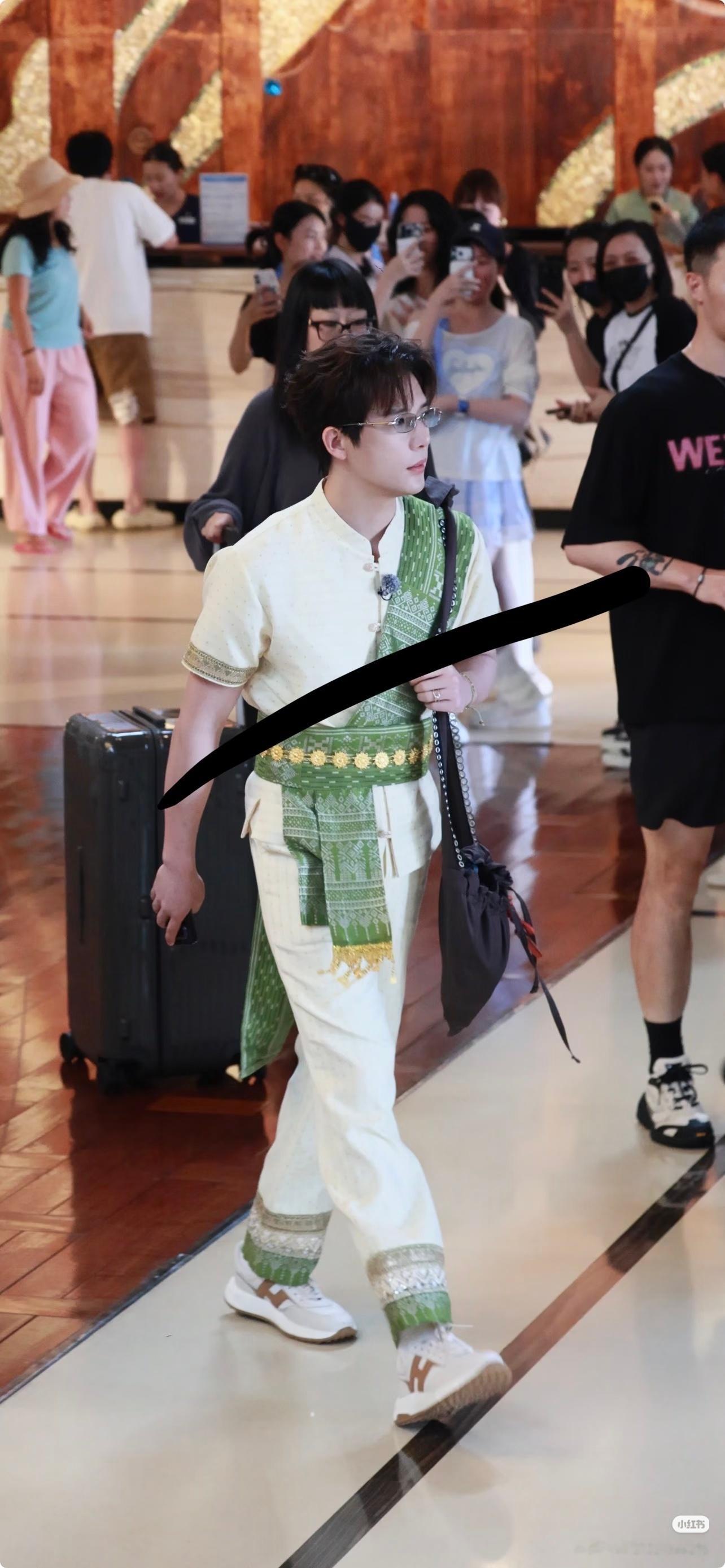 王安宇忙忙碌碌寻宝藏 青年演员王安宇 好清新好漂亮的傣族小王子