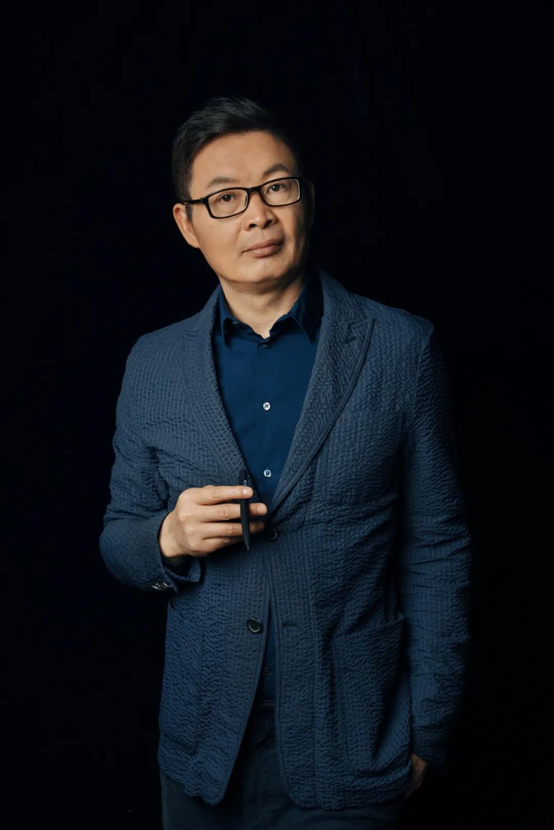 麦家于1964年1月5日出生于浙江省富阳市大源镇蒋家门口村。童年时，麦家因为因其