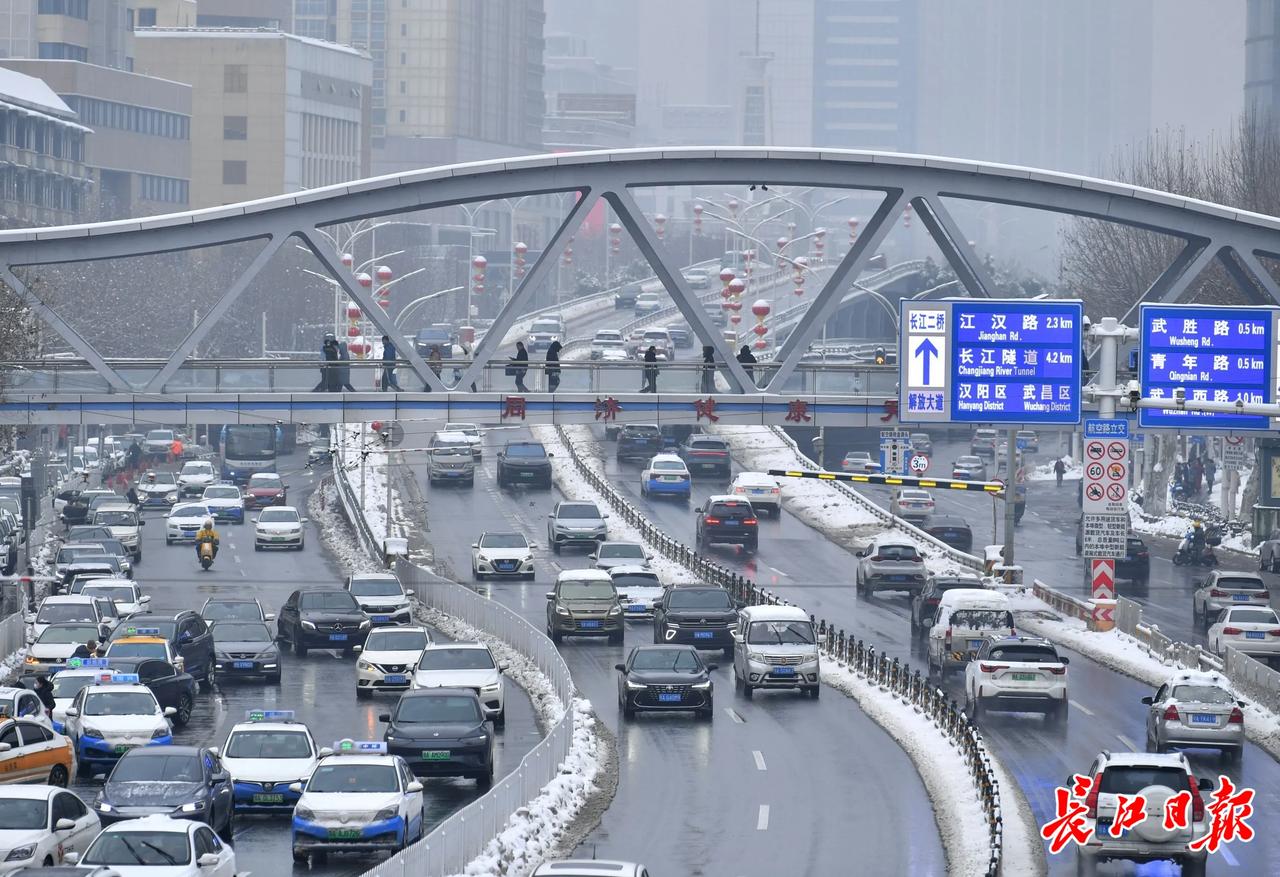 沧州市的高架路虽然仅有1.83公里，但是滨州却是一点儿也没有，高峰期在滨州狭窄的