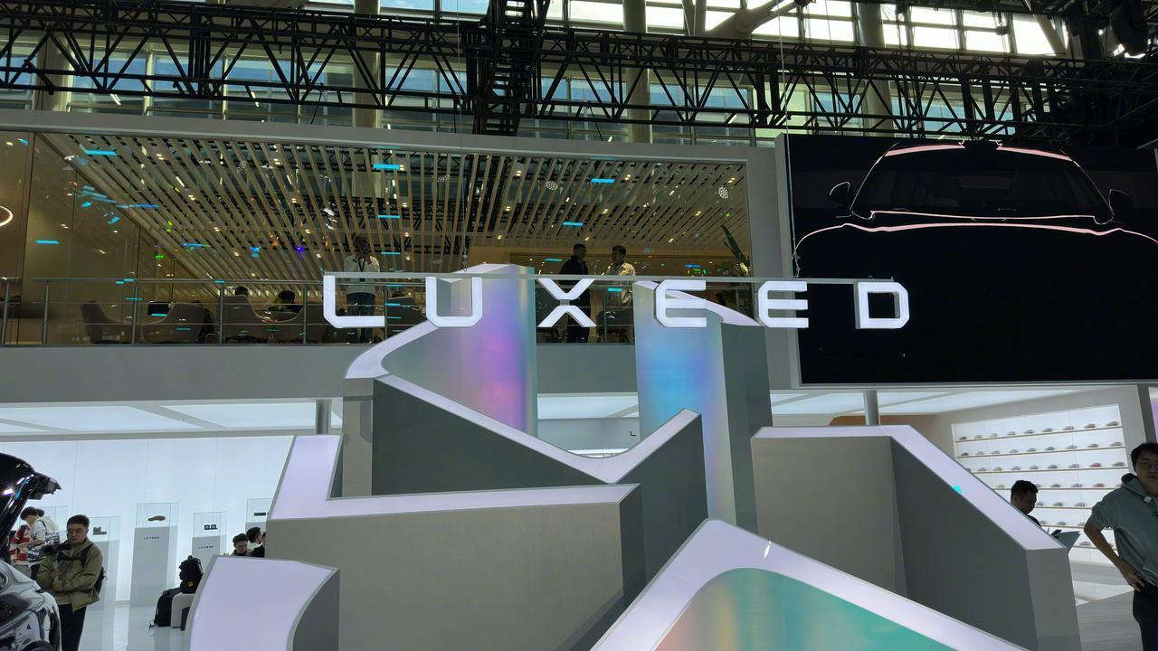 鸿蒙智行旗下的智界带来了R7和S7两台车量参展，展台上可以体验AI涂鸦、围观华为