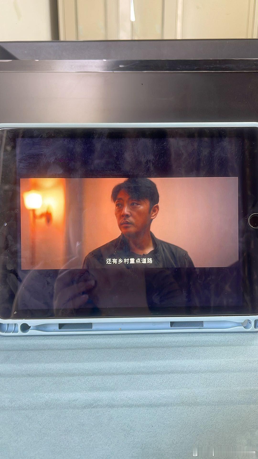 低智商犯罪 我打开第一集 看到阵容 以为会很好看 看完第一集 觉得 节奏不行 演