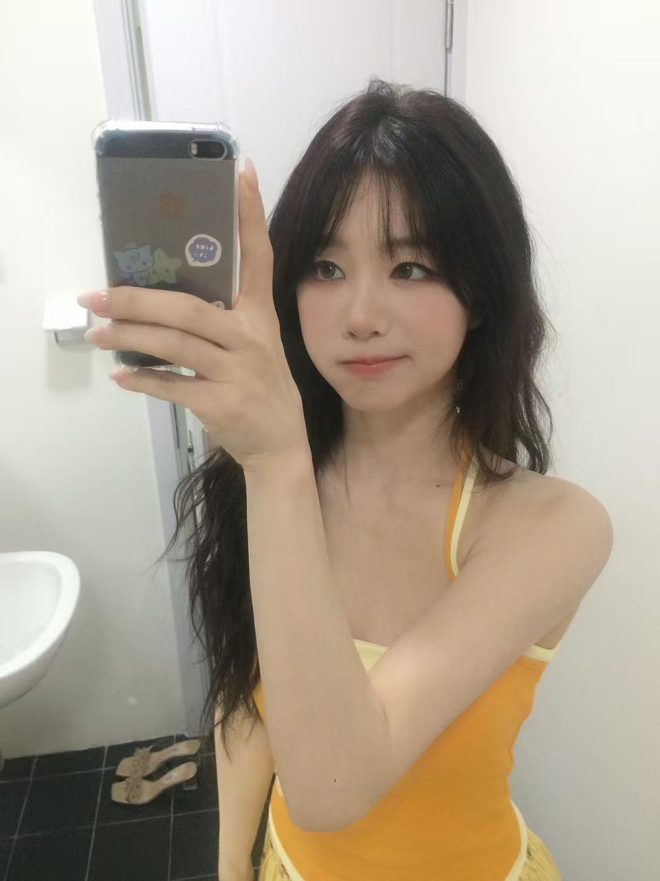 徐梦洁手搓应援物 徐梦洁练舞练到很晚，回到宿舍还在搓应援物。工作人员劝她休息，她