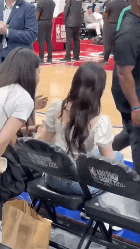 你看球就看球，对我笑什么意思？你是不是喜欢我
