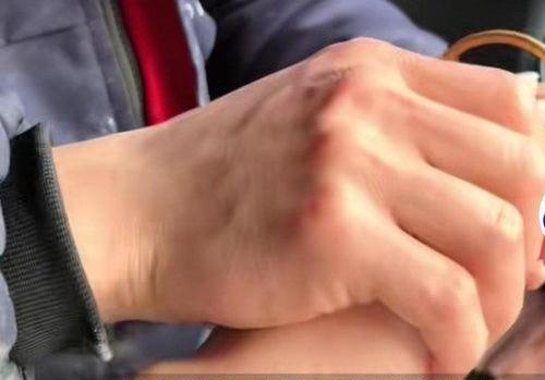 2026年1月，辽宁锦州，35岁女子去棋牌室打牌时，认识一55岁男子，男子说他离