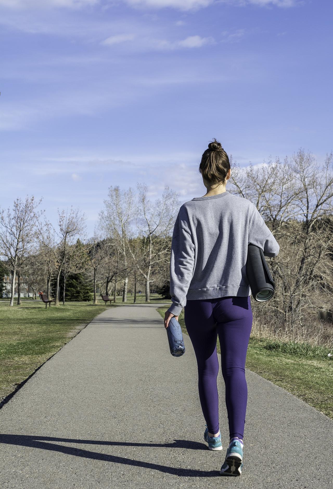 人在冬天更容易胖主要原因有三个：第一，冬天的气温低，出汗少，闽南的气温通常会保持