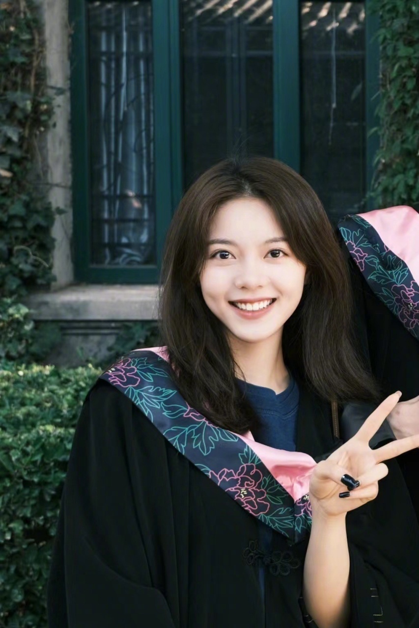 毕业合照里的赵今麦 明媚女大🔆 ​​​