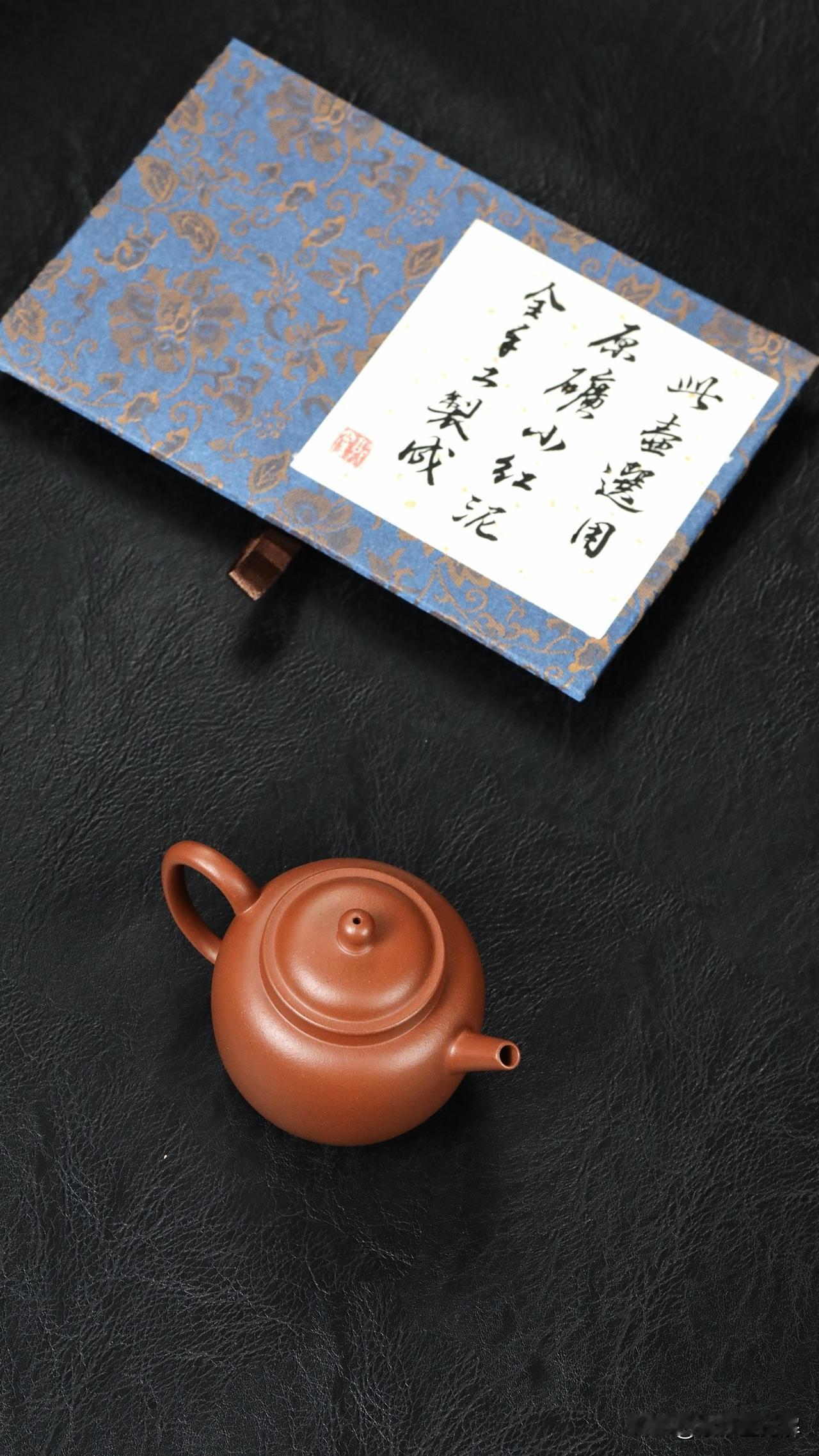 你的紫砂壶养了三年，为什么还是贼光？
很多玩壶的人都有一个执念：包浆。
我也一样