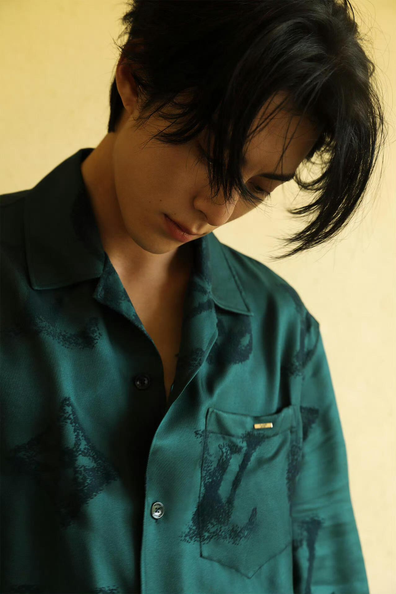 陈漫发了王鹤棣，王鹤棣这组图直接把“氛围感”三个字焊在了我脸上！蓬松的卷发自带慵