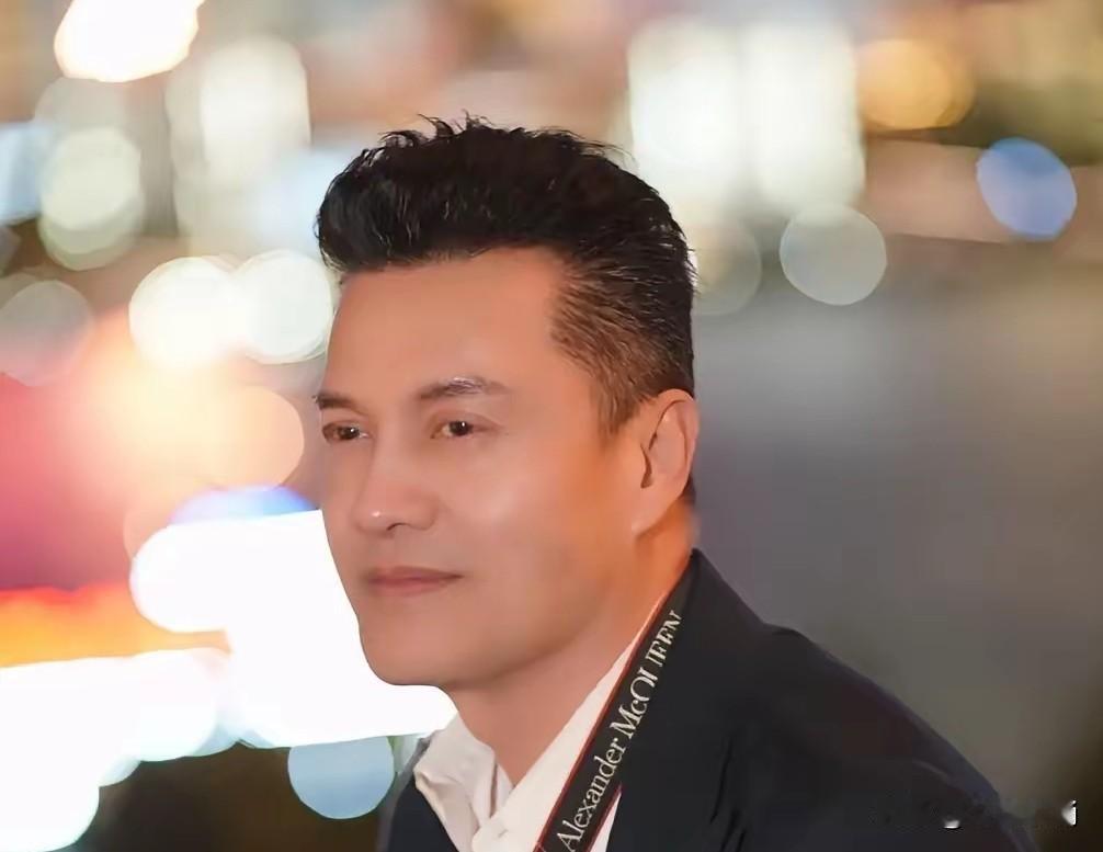 吕良伟70岁看着像40岁，秘诀竟然是20多年不吃晚饭！从2003年开始，他就坚持