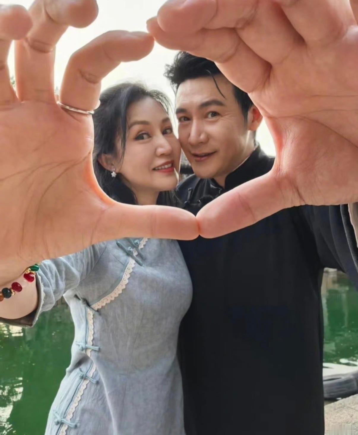 陆毅用饭量讨好岳母用酒量征服岳父爸爸当家 鲍蕾妈妈看女婿吃饭香不香，鲍蕾爸爸看女