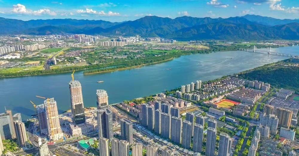 杭州富阳，富春江宛如一条巨大的碧色绸带，穿城而过，静谧开阔。晴朗的日子里，江水与
