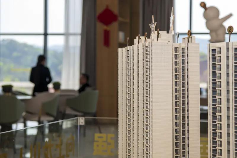 房价跌破价值底线。

市场风声鹤唳，银行、国资委卖房，前财长谈房产税，这些消息不