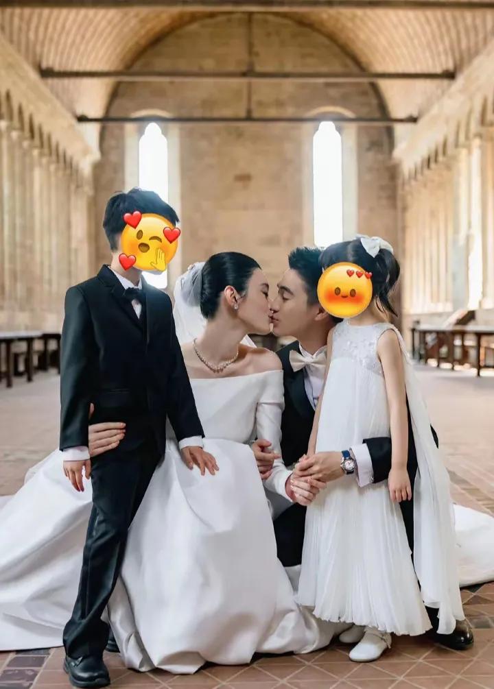 奚梦瑶女儿参加父母的婚礼，发型随意了一点，就是扎个白色的发箍，没有特别编织什么造
