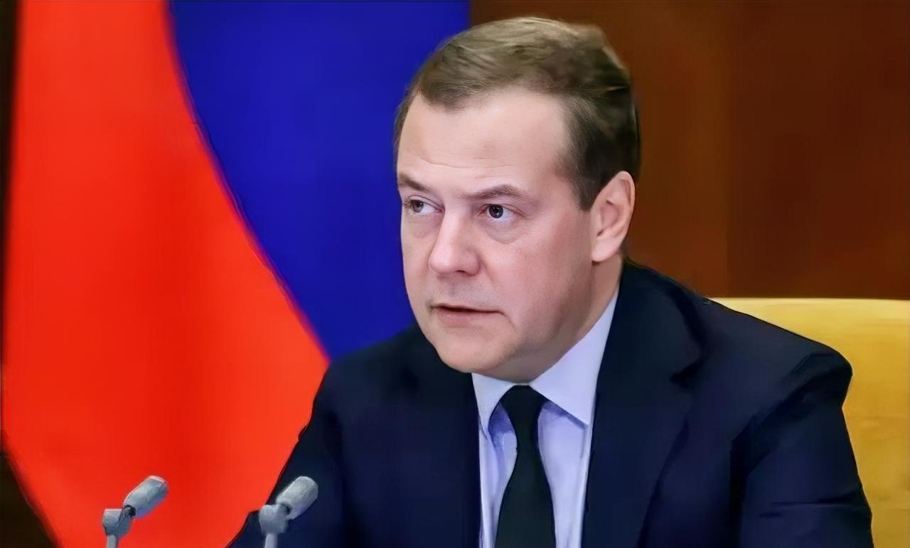 梅德韦杰夫太可怕了，他帮特朗普出了个“损招”，把欧洲吓得够呛。据RT的报道，梅德