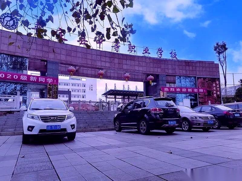 “差点连职校都没得上……”
早上刚坐进工位，旁边同事就冒出这么一句。她声音压得极