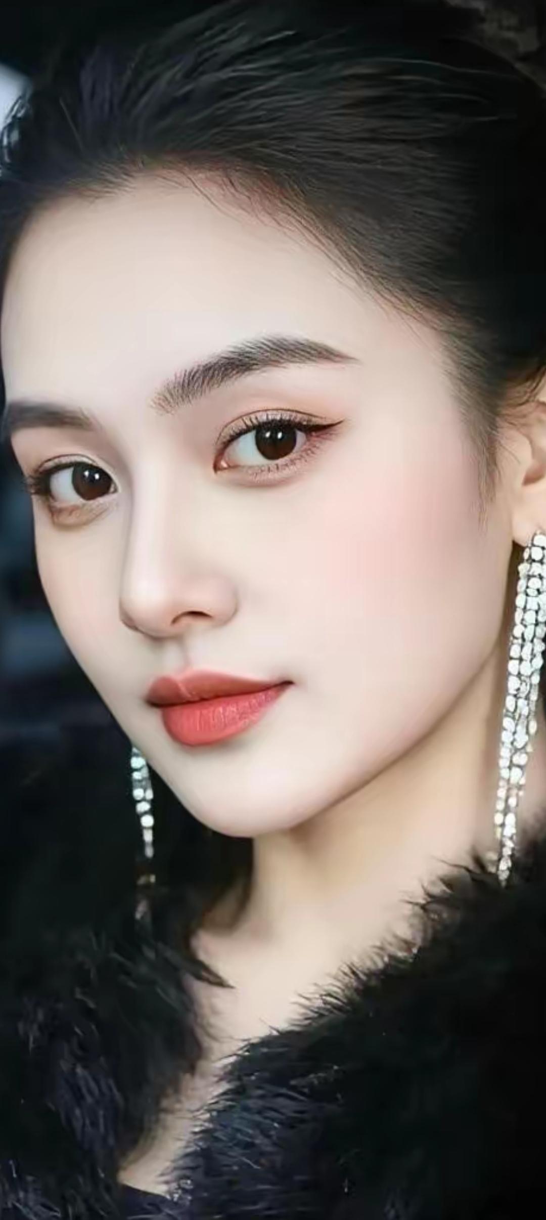 优雅黑丝绒晚宴，闪耀耳环，红唇轻启，尽显迷人魅力。