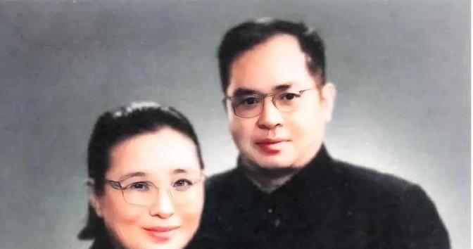 不肯承认胡适是自己恩师的吴晗，当好友沈从文被安排在博物馆扫地时，又对沈从文握手的