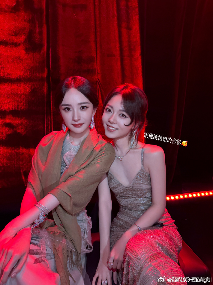她们的合影里没有距离感，就像认识很久的朋友，杨幂的温柔包容让赵今麦格外放松。这种