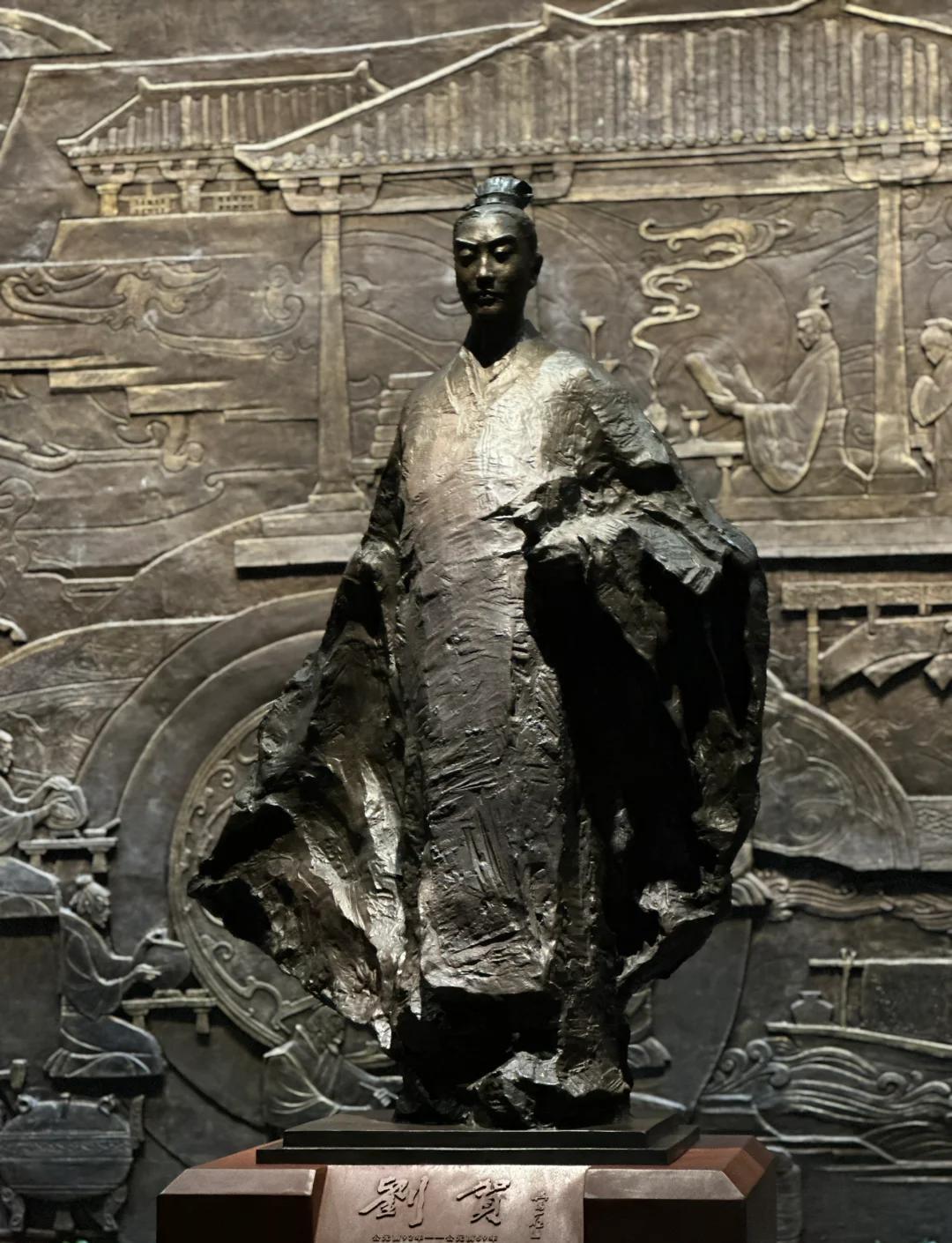 刘贺只是败在了权力之争，他并不傻更不荒淫，班固的《汉书》都在为他鸣不平

一个人