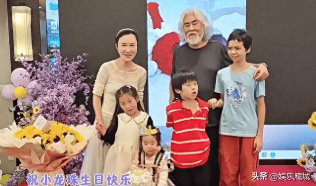 太温馨！张纪中为幼女庆两岁生日，一家六口同框画面太治愈。