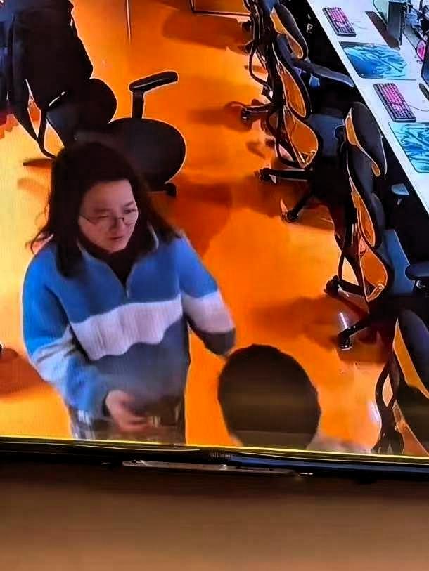 女子在网吧脱裤猥亵男子后正脸曝光，更多画面流出，或许受害者不止一人 。
 
湖南