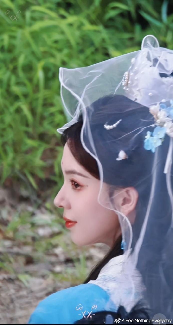 陈瑶这头纱直接封神女《被剧透的世界》路透太有冲击力，薄纱漫过肩头，眉眼淡然沉静，