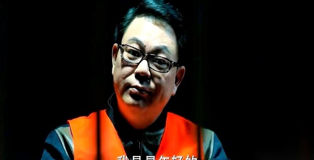 《人民的名义》里，京州市检察长肖钢玉，提着同一箱中华烟，敲开了汉东油气刘新建的门