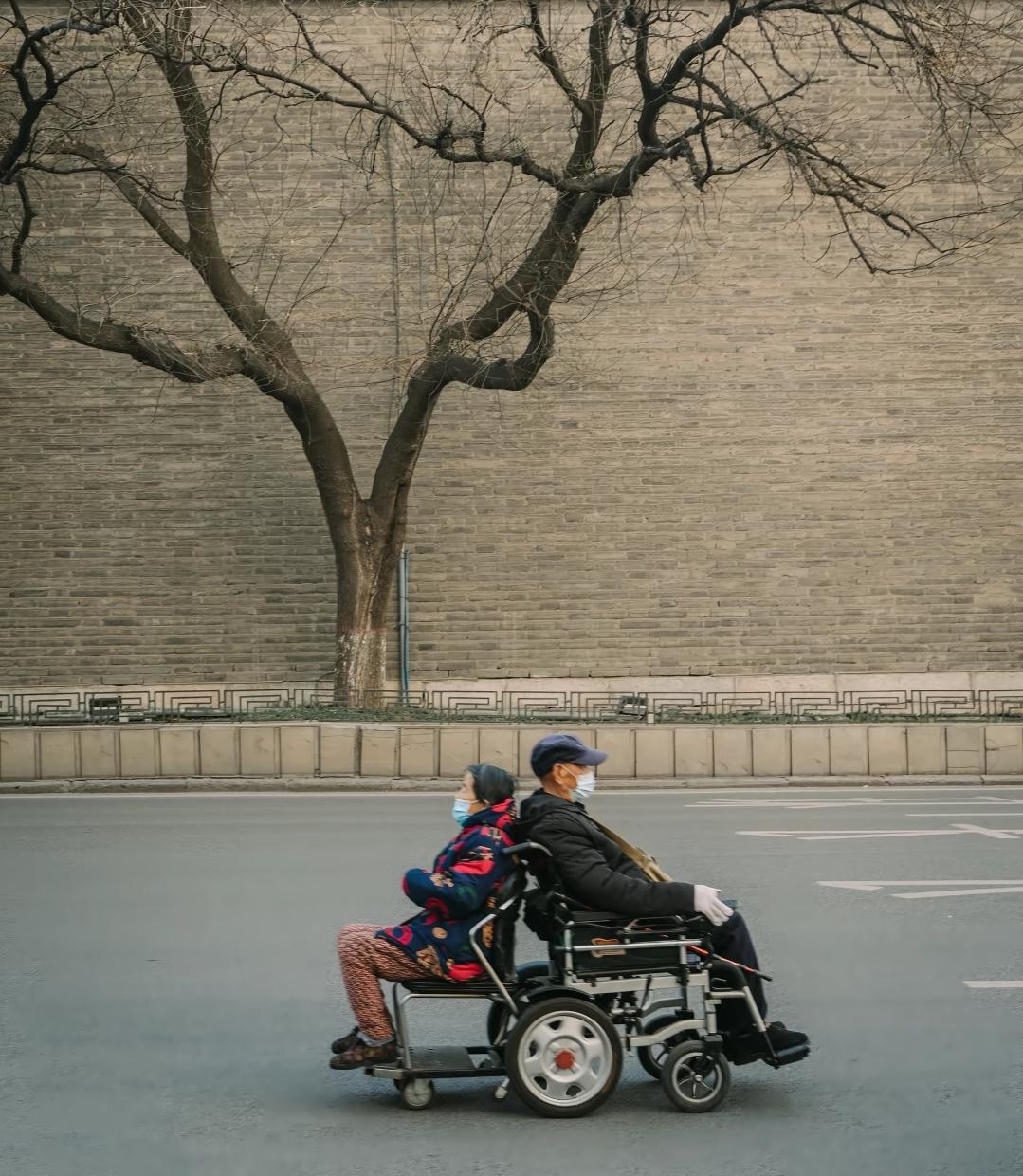 这就是恩爱夫妻老了的样子，相依相偎，不离不弃！
爱到最后就是彼此相伴！