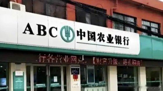 现金太多啊 最好就是转账......凤凰新闻【歹徒自制4把枪，银行门口踩点抢劫】