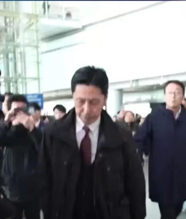 就在刚刚。
 
据多家媒体报道，日本方面突然宣布了，外务省高官金井正彰已抵达北京