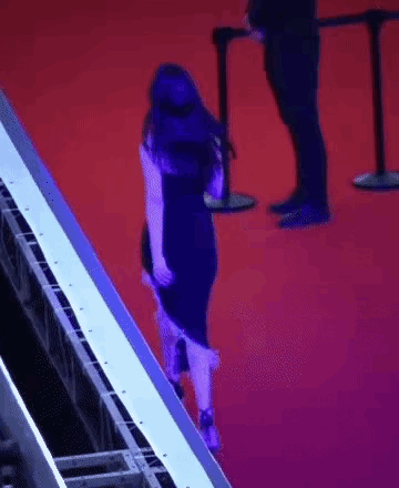 迪丽热巴走路已经走出个人范的感觉，下次不看脸观众应该都能猜出来。 ​​​
