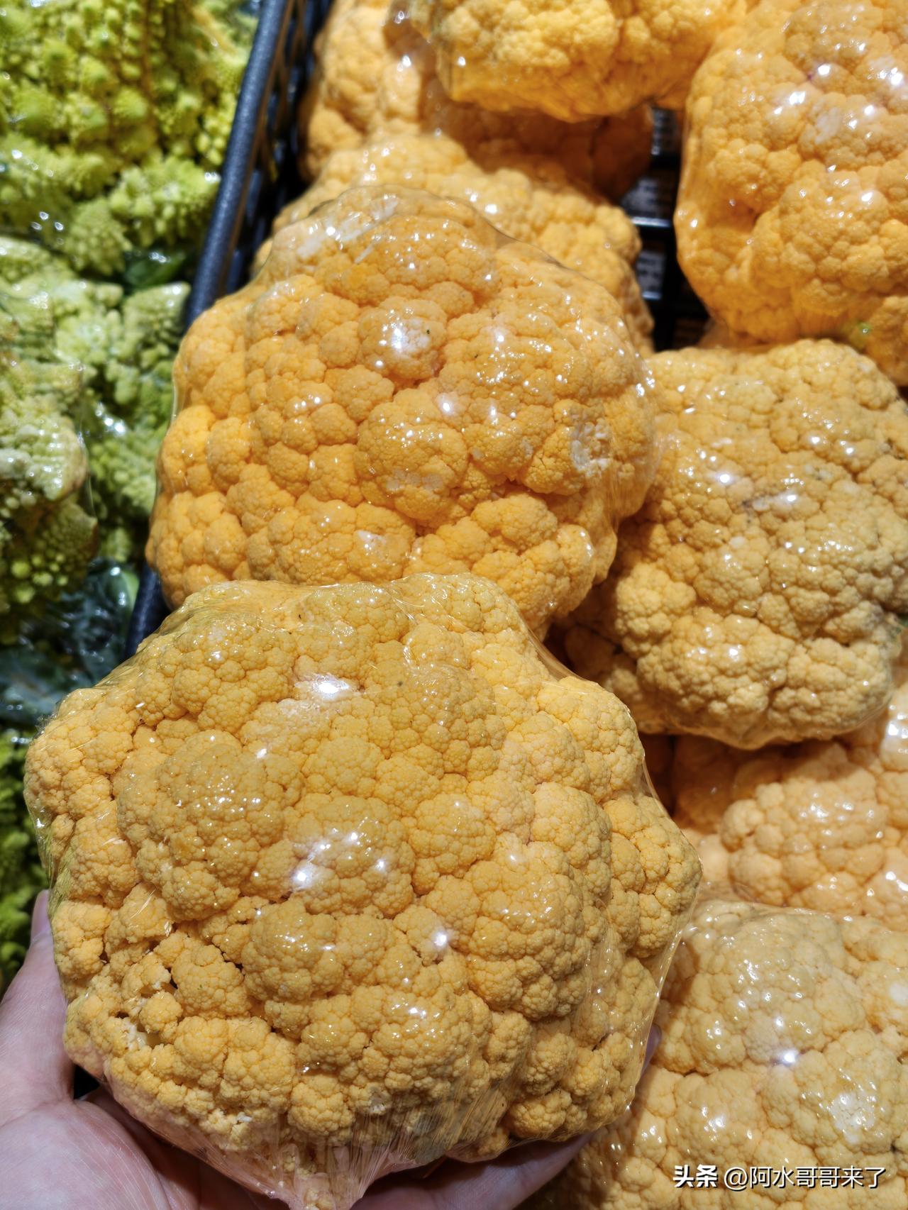 给老铁们汇报下今天这顿晚饭饭：黄金花菜10元、凉菜24元、芹菜炒牛肉43！

大