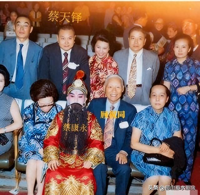 蔡康永和父亲蔡天铎关系比较松弛，蔡天铎曾经反对蔡康永进娱乐圈。

受父母的影响，