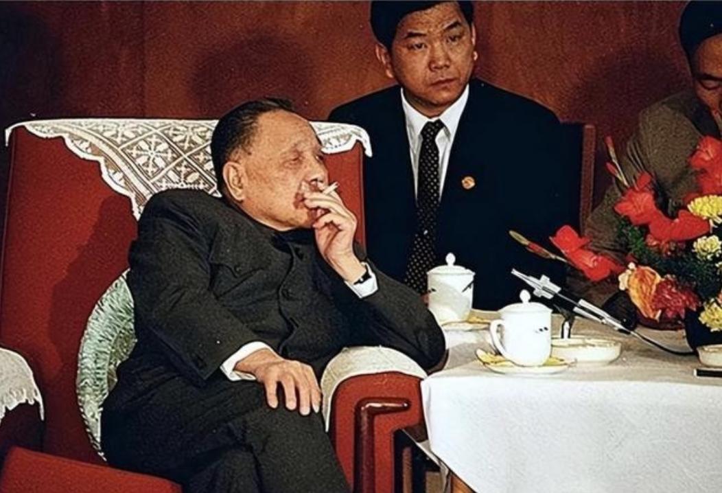 1982年北京，原本谈笑风生的邓公突然沉下脸来，声音严肃地说：“全中国，只有他的
