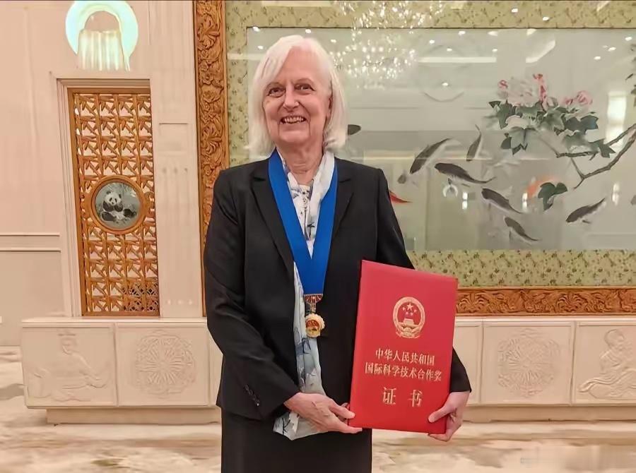 没想到中国光刻胶研发的“大佬”级别的人物竟然是她。艾尔莎·瑞秋曼尼斯（Elsa 