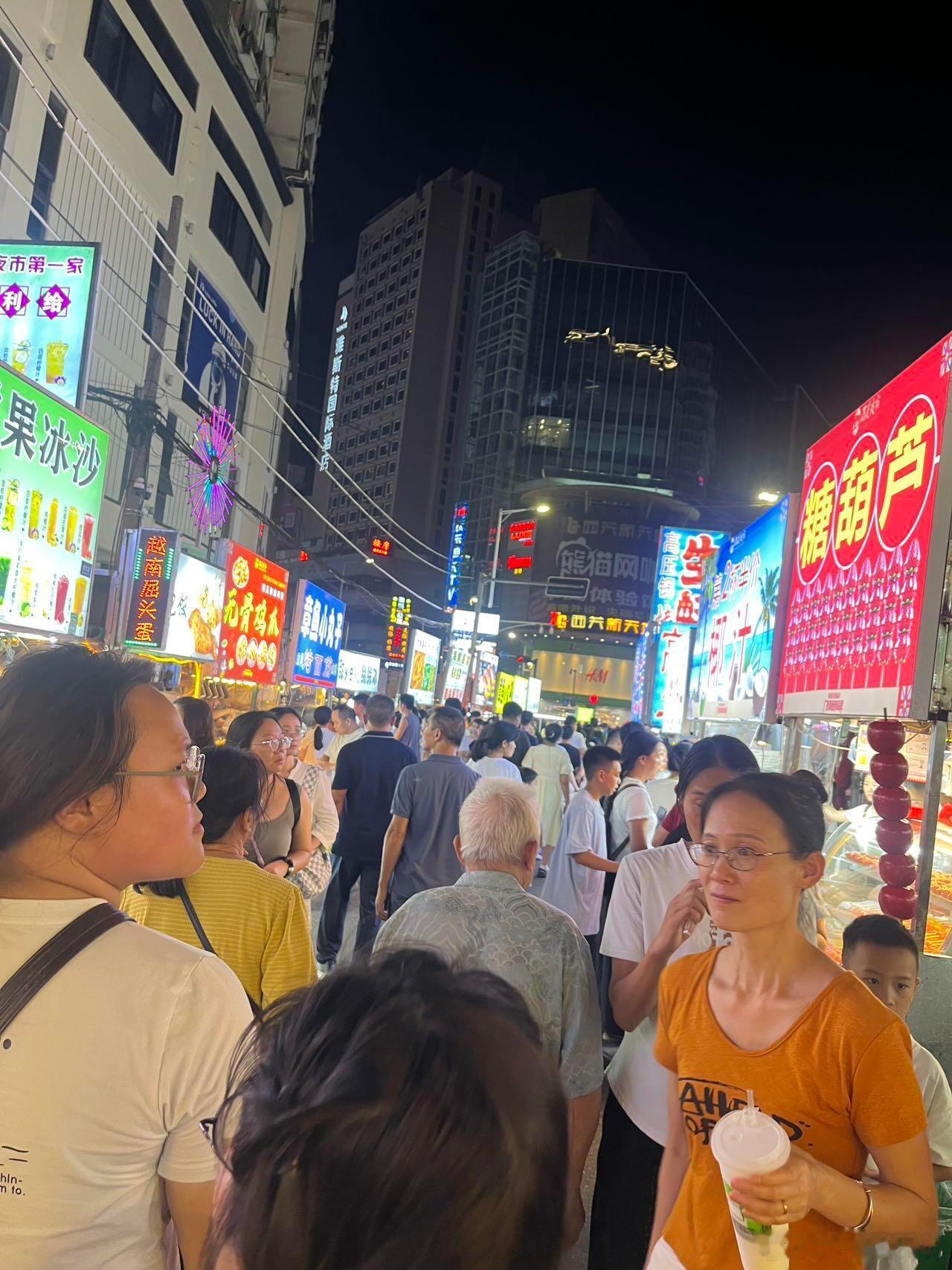 不用再翻几十页评论找避坑提示，吃饭、逛景点、把“用脚投票”从找好去处延伸到帮大家