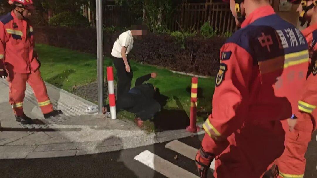 不信邪挑战？浙江丽水，一名男子一时兴起，模仿网上流行的“盘腿抱灯柱”挑战，本想轻