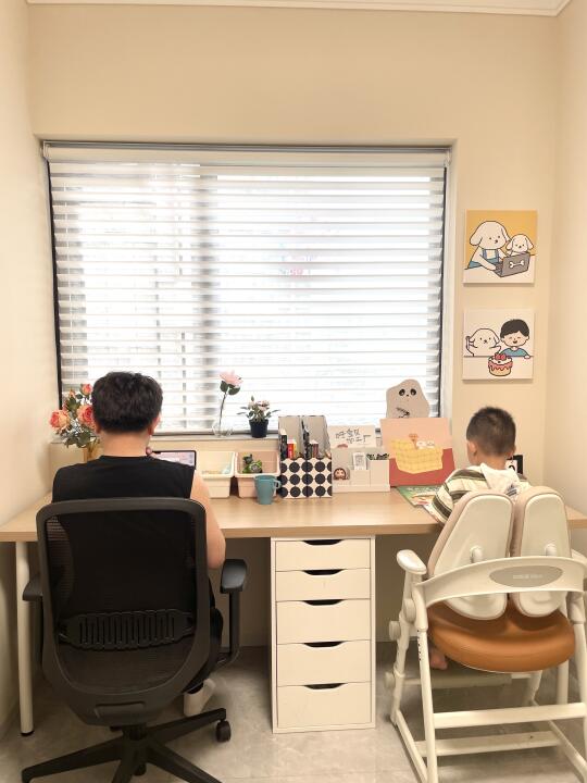 小书房也可以拥有双人书桌，幸福具像化了